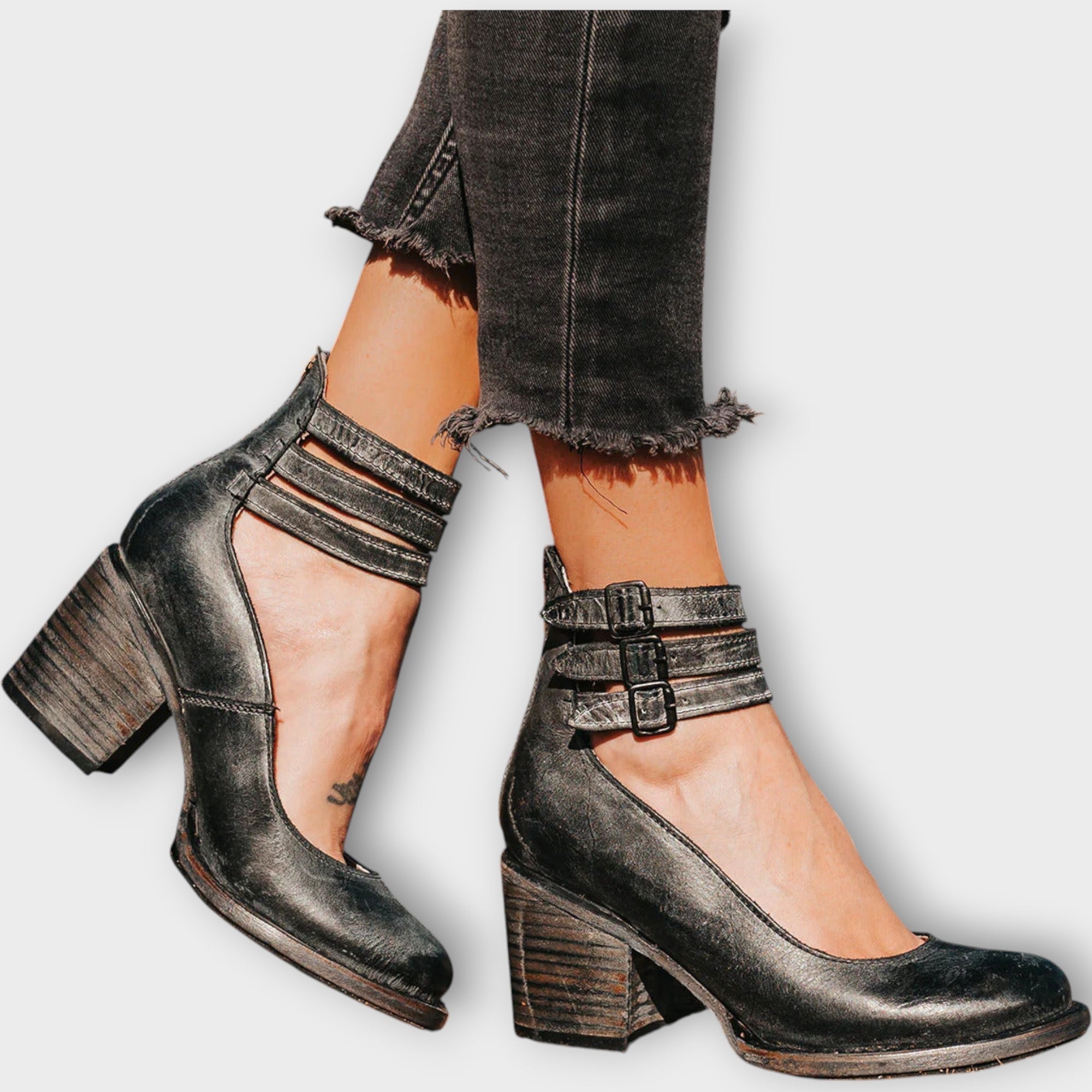 Batai su daugybe juostelių ir storu kulnu