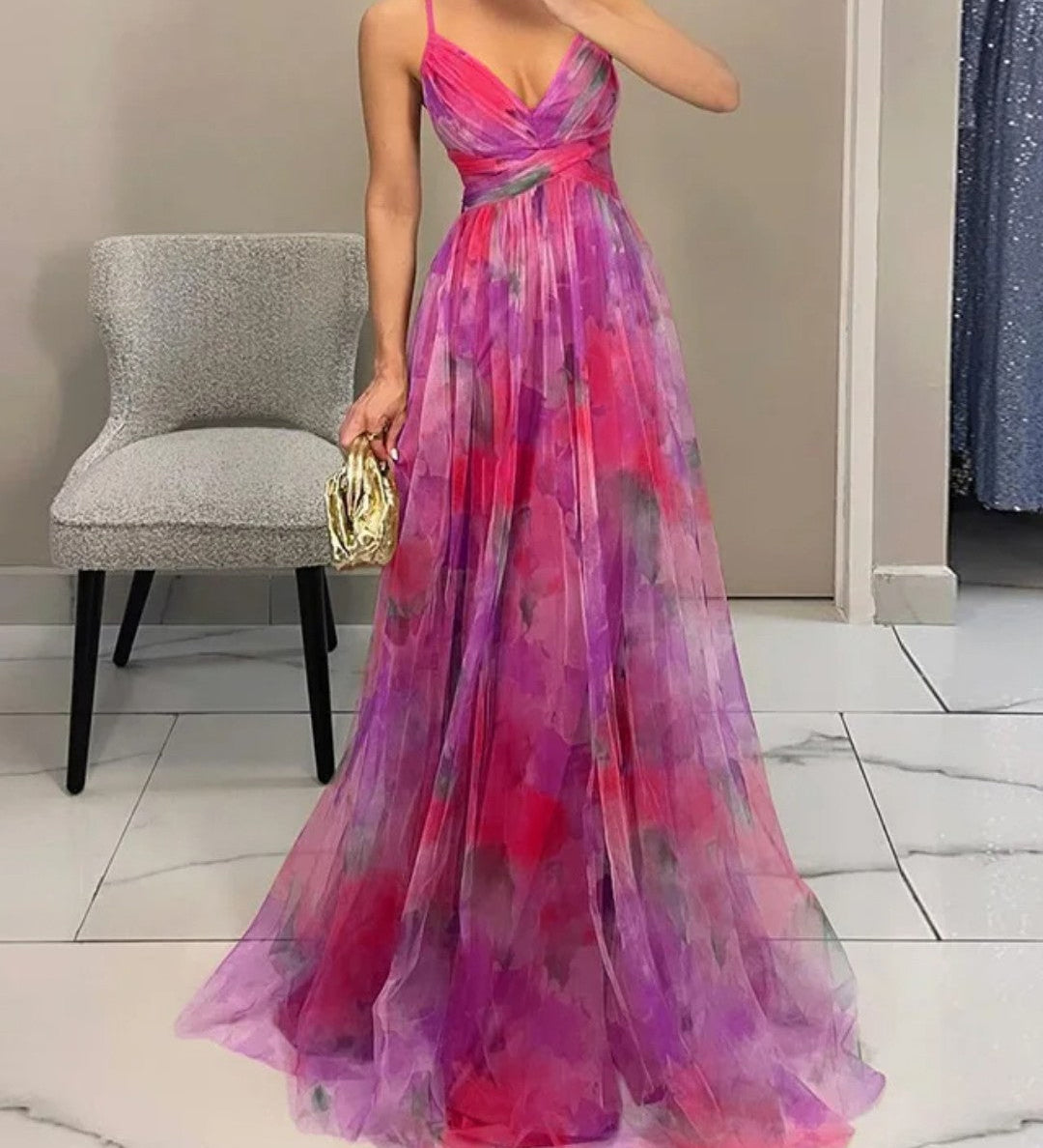 Eglė – elegantiška gėlėta maxi suknelė