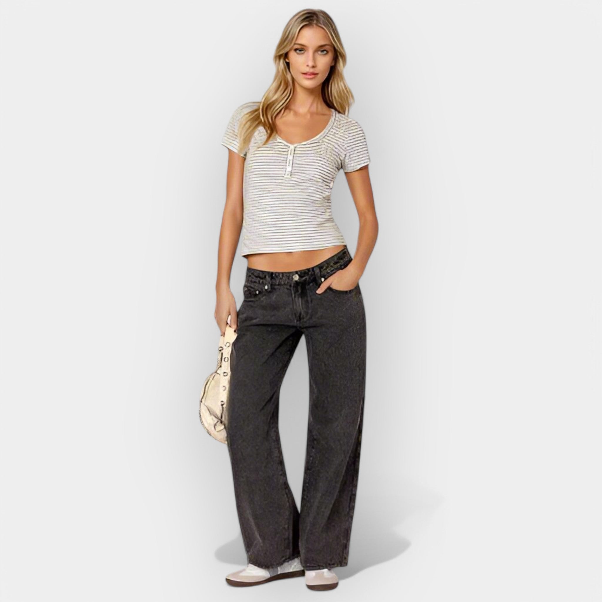 Džinsai su žemu liemeniu.