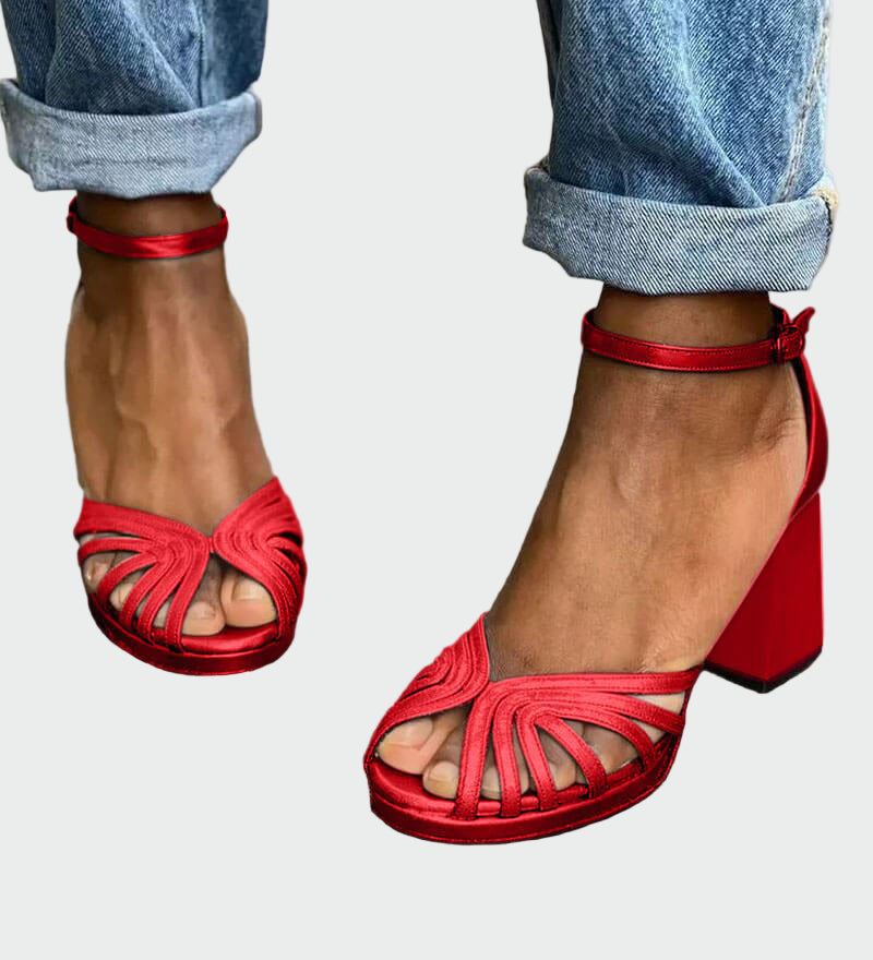 Dviem spalvomis dekoruoti sandalai